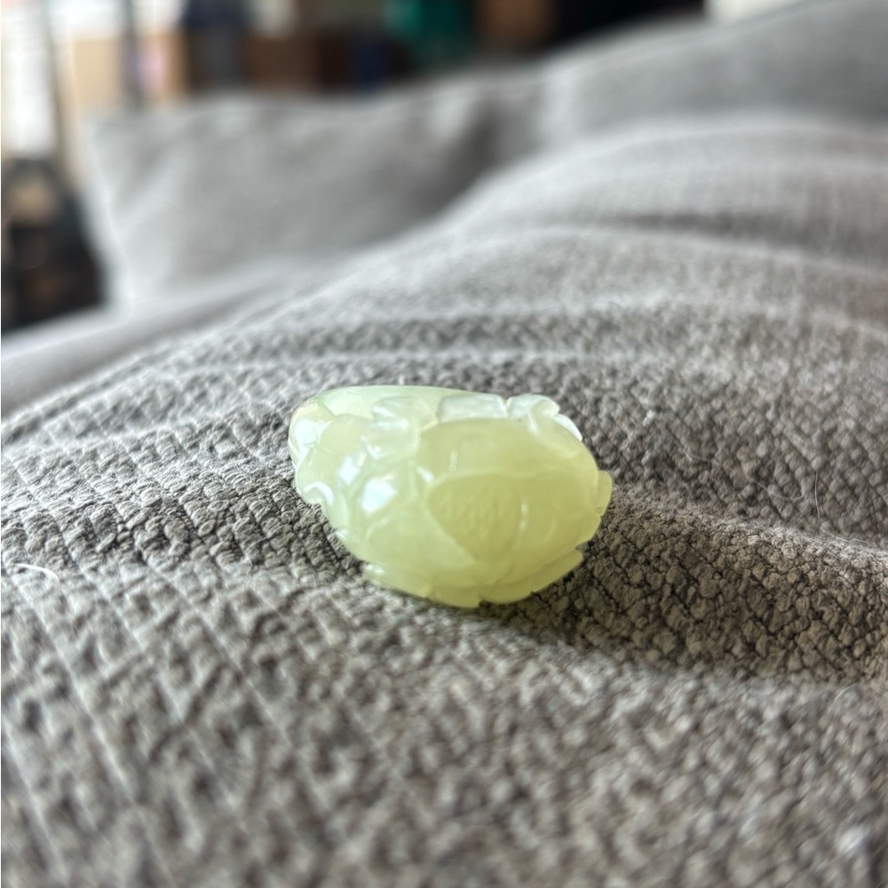 Carved Pale Green Hetian Jade Ring - Picture 7 of 11